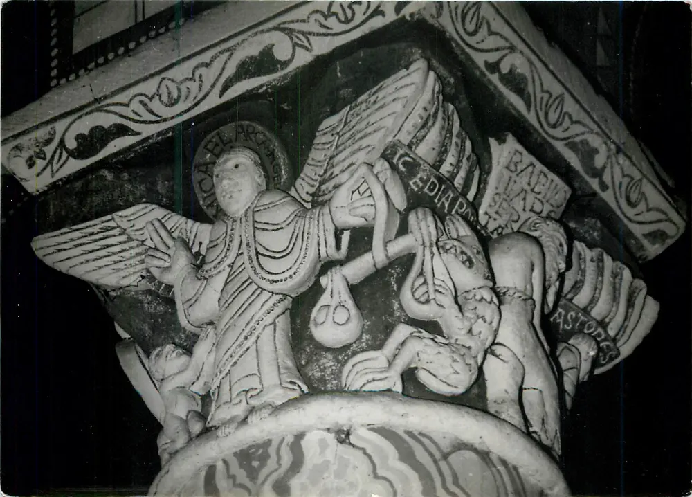 शॉविनी - सेंट-पियर चर्च — स्कल्प्टेड कैपिटल से सेंट माइकल देवता द्वारा शैतान को निर्मूल करते हुए — क्लिचे जीन-नोएल स्टूडियो डेस हॉट - आगे