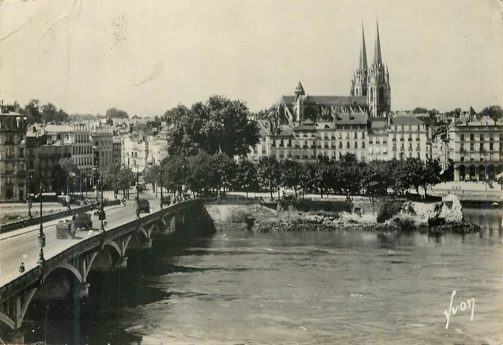 Bayonne (Basses-Pyrénées) — Der Adour, die Brücke Saint-Esprit und die Kathedrale — Les Éditions d’Art - Vorderseite