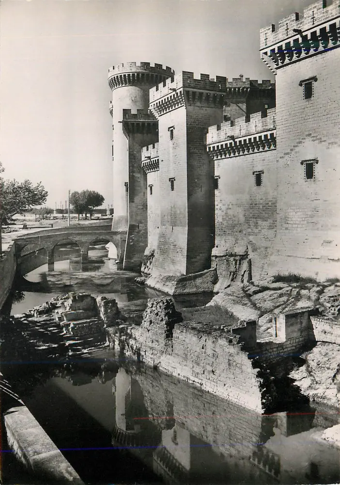 Tarascon (B.-du-R.) — Das Schloss (erste Hälfte des 15. Jahrhunderts) und die Gräben — Service Commercial Monuments Historiques, Av. Alexandre-III, Paris - Vorderseite