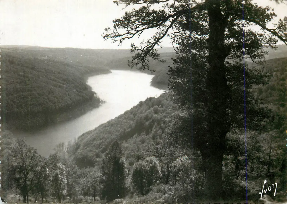 Gorges de La Truyère — Der Fluss unter Laussac (Aveyron) — 'YVON' Künstlereditionen Paris - Vorderseite