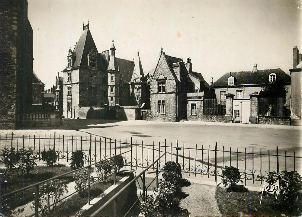 Le Mans (Sarthe) — Place du Château — Éditions d'Art 'YVON', Paris - Frente