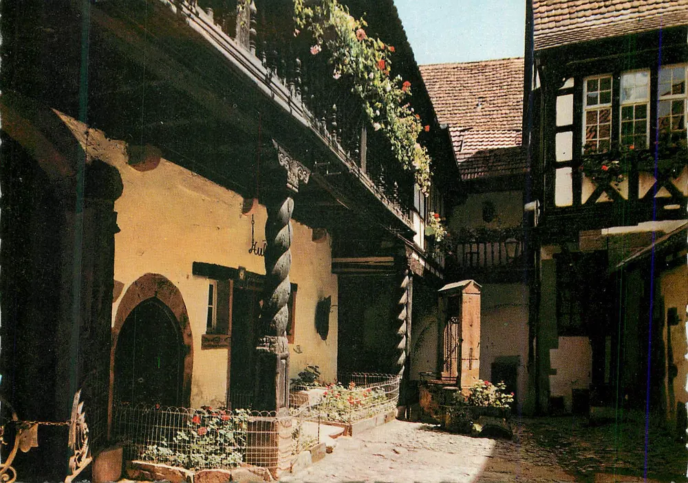Riquewihr — Cour des Cigognes — publisher Preiss-Henny - Front