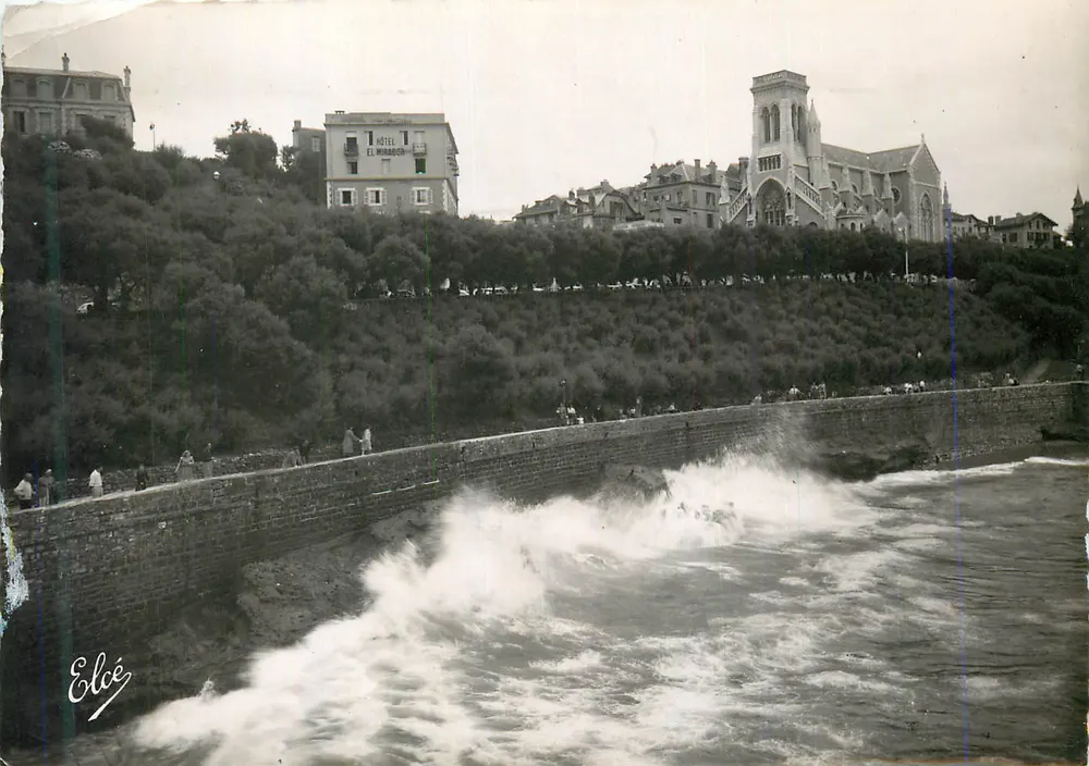 Biarritz — Kirche Saint Eugénie. Große Wellen an der Digue — L. Chataigneau, Nr. 10.458 - Vorderseite
