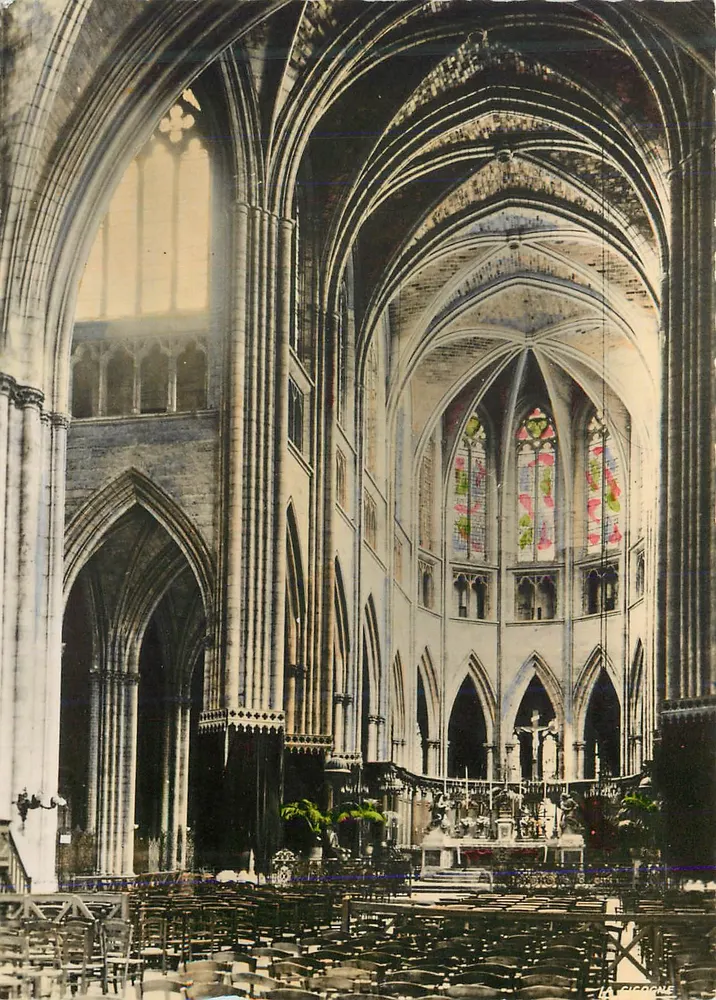 Bordeaux — Intérieur de la cathédrale, la nef principale — Edition 'LA CICOGNE', 32, rue Porte-Dijeaux, Bordeaux - Recto