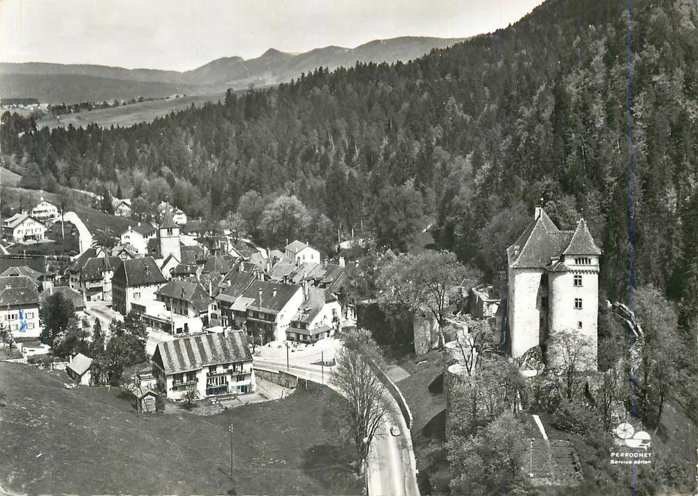 Valangin — vista aérea com castelo — Perrochet Serviço Aéreo - Frente