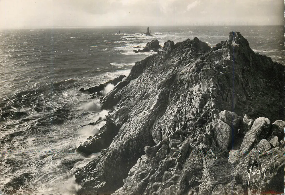 Pointe du Raz (Finistère) — L’éperon et le phare de la Vieille — Éditions d'Art, Paris - Recto