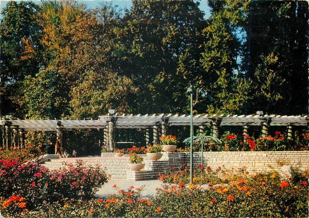 Jardin de la Roseraie à Lyon — 100.000 Rosiers, des millions de fleurs — Éditions TROLLIET & FILS, Lyon - Recto