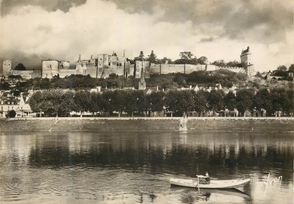Chinon (Indre-et-Loire) — Le Château et la Vienne — Éditions d'Art Martel, Paris - Recto