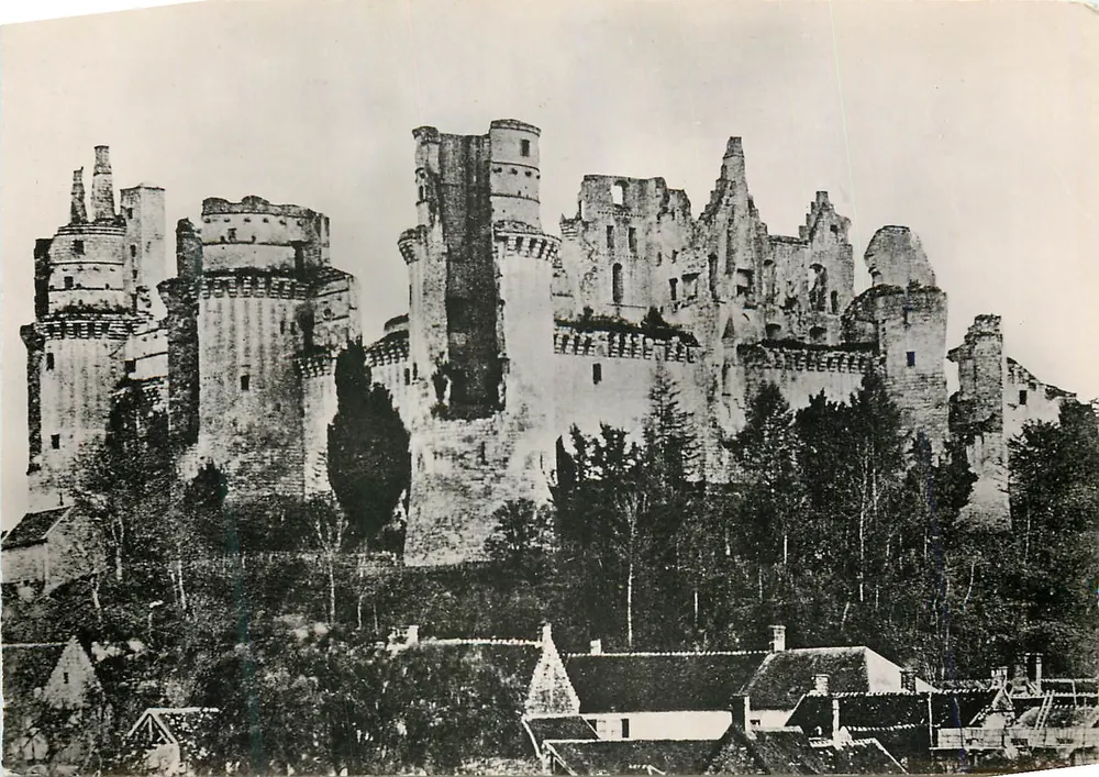 Castelo de Pierrefonds — antes da restauração do duque Viollet-le-Duc — Service Monuments Historiques - Frente