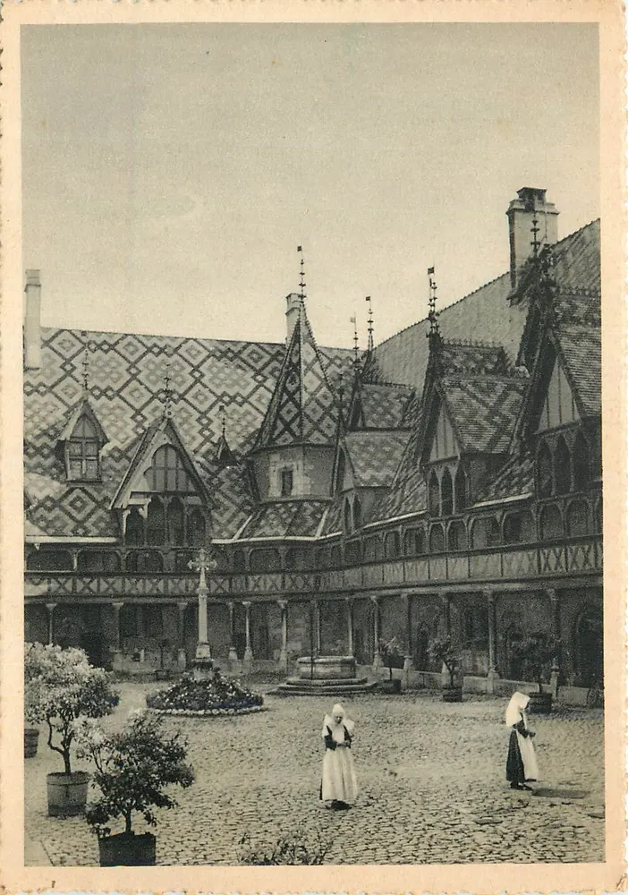 Hôtel-Dieu de Beaune — Cour d'honneur — Hélio-Lorraine, Nancy - Frente