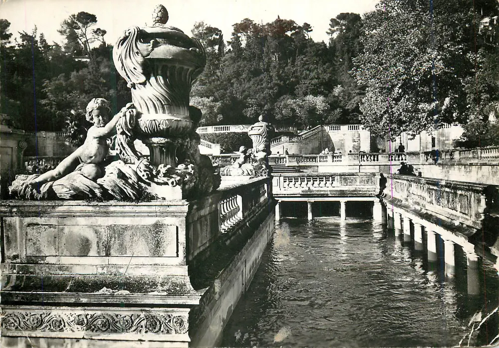 Nîmes (Gard) — Jardins de la Fontaine, die römischen Bäder — Éditions des Frères Lumière - Lyon, n° 1019 - Vorderseite