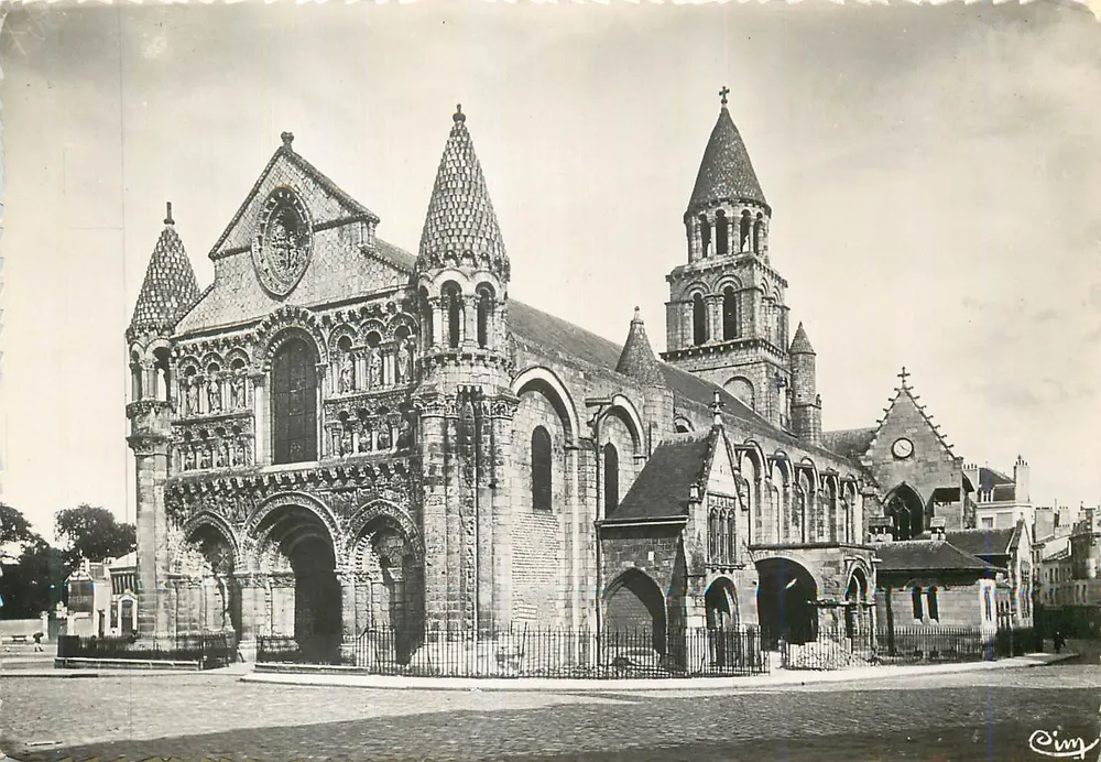 Poitiers — Igreja de Nossa Senhora (século XII) — Combier Imp. Macon - Frente