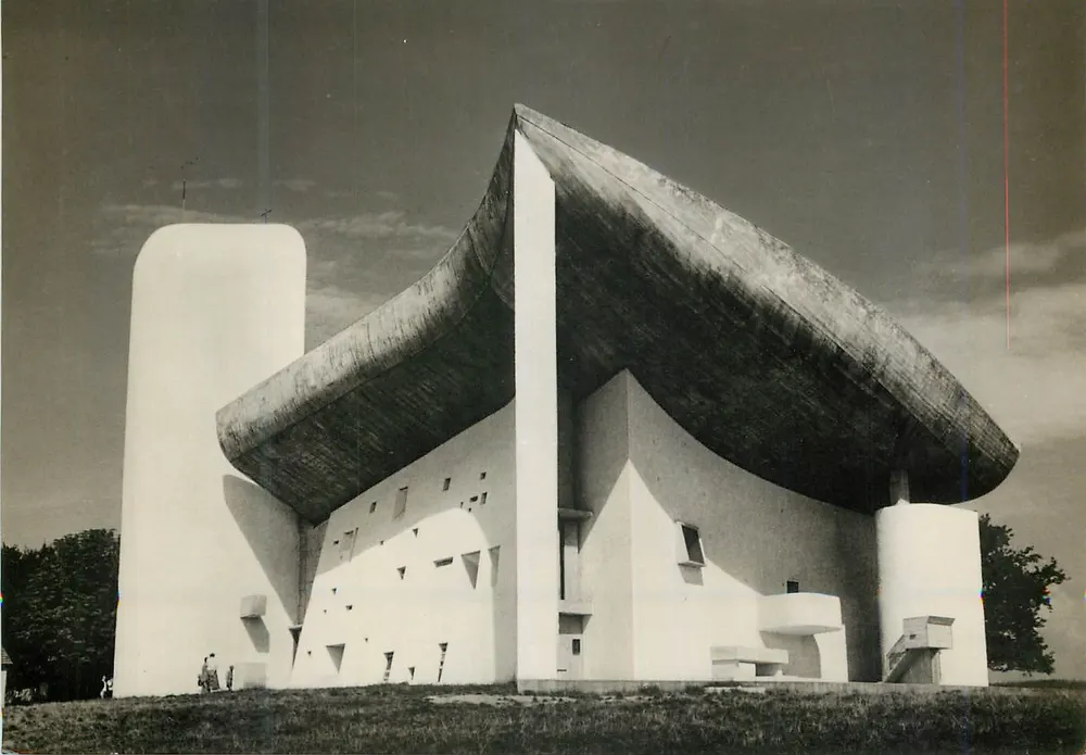 Kapelle Notre-Dame du Haut — Ronchamp (Haute-Saône) — Architekt Le Corbusier - Vorderseite