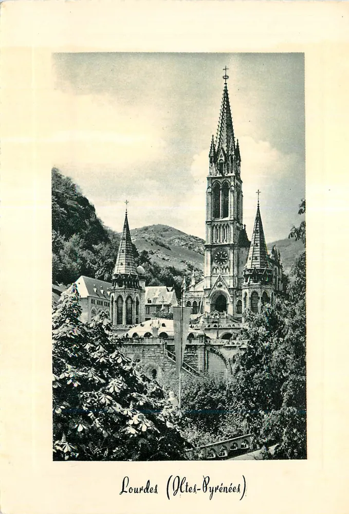 Lourdes (Hautes-Pyrénées) — Basílica — Combier Imp. Macon - Frente