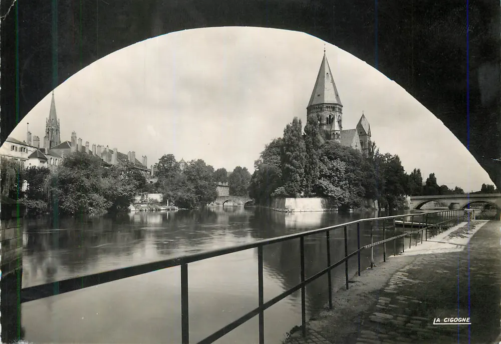 Vista do Templo Protestante em Metz — A Cegonha, editor - Frente