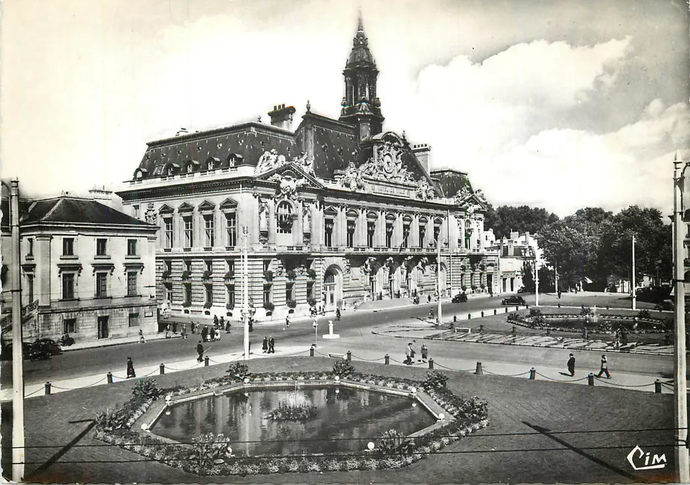 Prefeitura de Tours — visão panorâmica com fonte — Cim - Frente