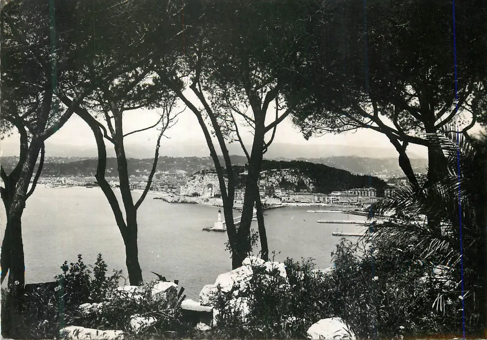 Nice entre les pins — vue do porto e do farol — L. Gilletta & Cie, Nice - Frente