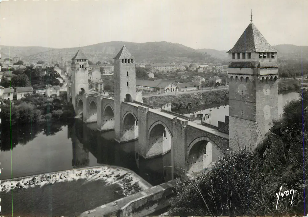 Cahors (Lot) — Le pont Valentré (XIVe s.) et le Lot — Éditions d'Art 'YVON', Paris - Recto