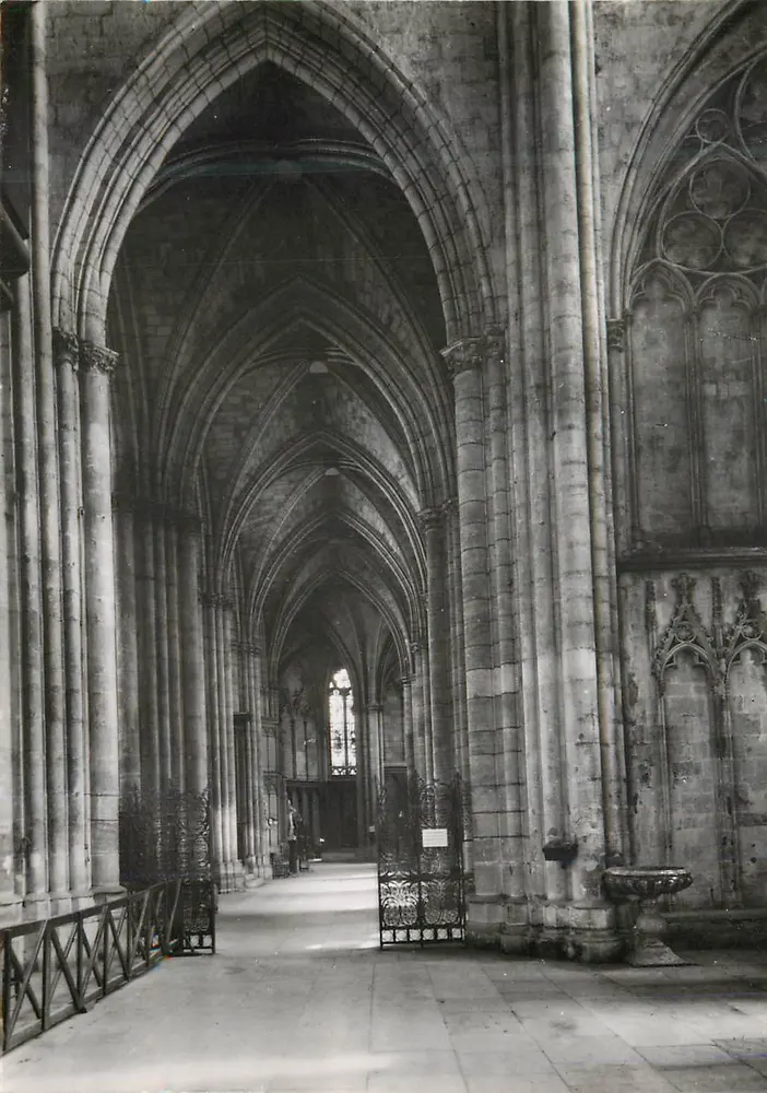 Bordeaux (Gironde) — Cathédrale Saint-André, Le déambulatoire (XIIe-XVIe s.) — Service Commercial Monuments Historiques Grand Palais - Avenue Alexandre-III - Paris - Recto