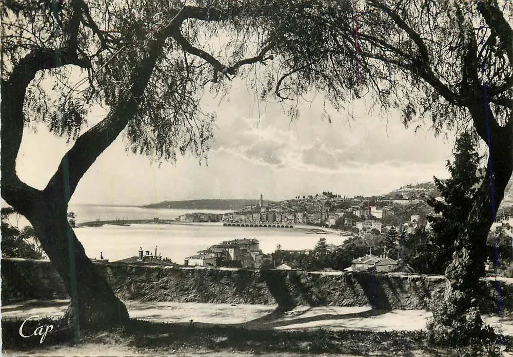 Menton — Vista geral tirada do Boulevard de Garavan — editor REAL-PHOTO, Paris - Frente