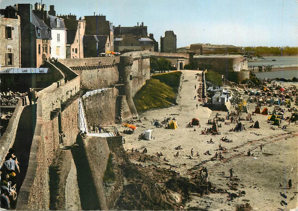 Saint-Malo — La Plage Bon Secours und die Mauern (12. Jahrhundert) — Les Tirages Modernes, Paris - Vorderseite