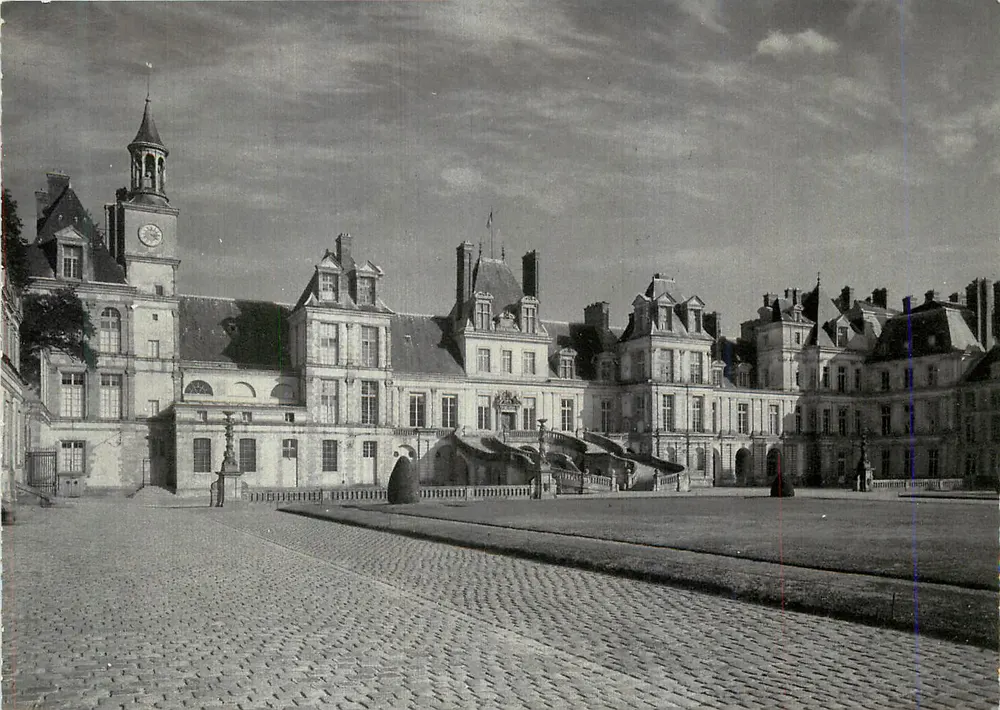 Schloss Fontainebleau — Cour des Adieux, östliche Fassade, 17. Jahrhundert — Édition DRAEGER, Paris - Vorderseite