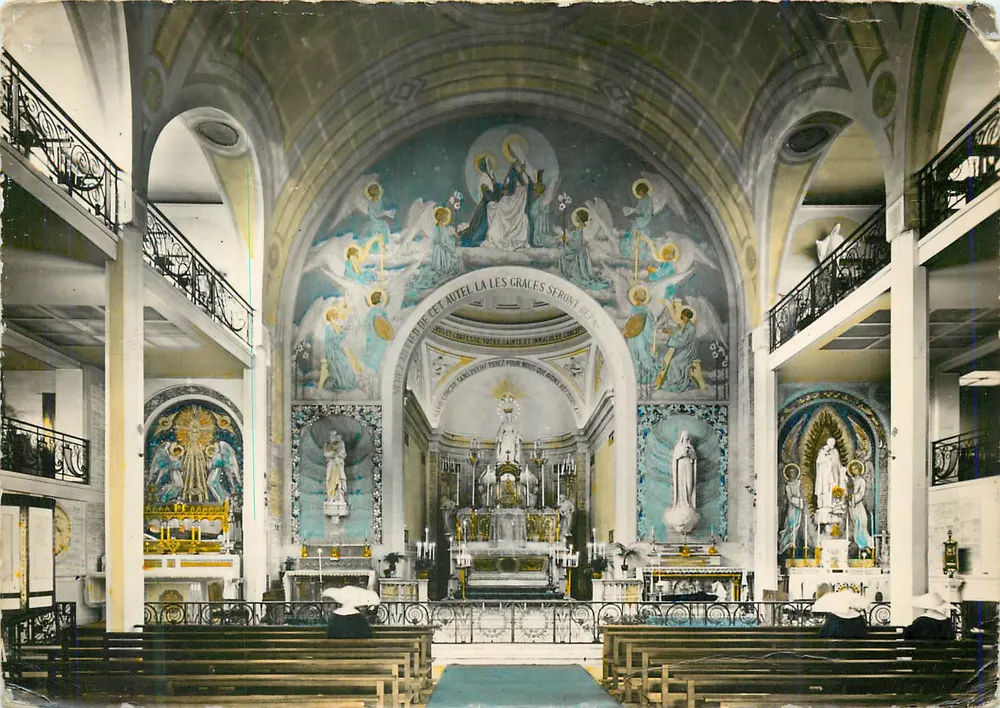 Intérieur de la chapelle de la Médaille Miraculeuse — vue de l'autel et des fresques — éditeur PHOTO VÉRITABLE, n° 20 C - Frente