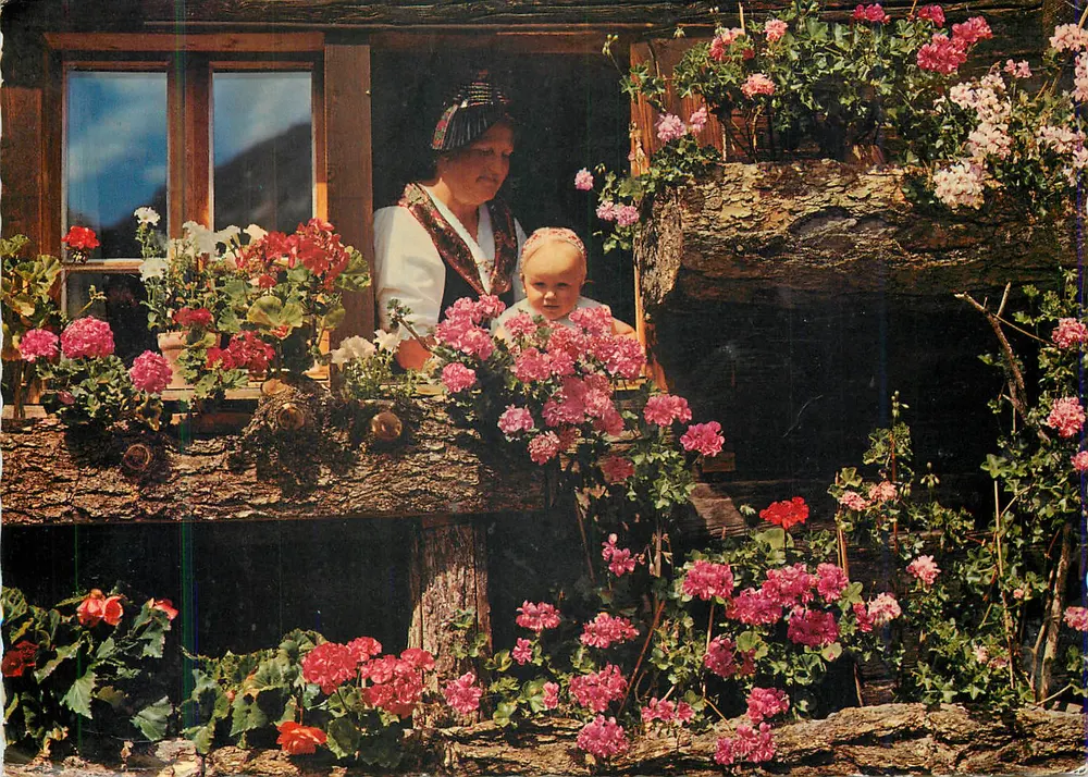 Mujer y niño frente a una ventana floreada — Photoglob Méhrlí SA, Zúrich/Vevey - Anverso