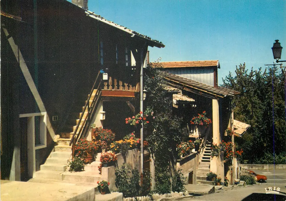 Thonon-les-Bains — Auf dem Weg zum See, alte blühende Häuser in Rives — Lumicap - Vorderseite