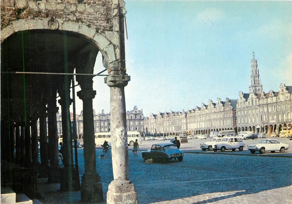 Arras - Grand'Place — vista de um portal — edição Pierron - Frente