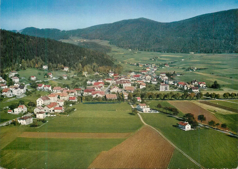 Dombresson — vista aérea — PERROCHET Service aérien - Frente