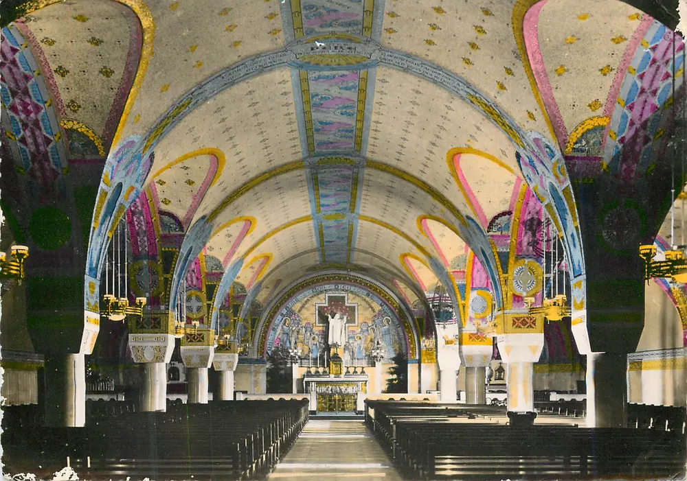 A Cripta — Vista geral — A Basílica de Lisieux — BSL - Frente