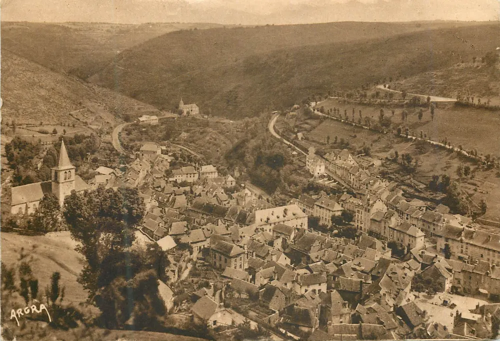 Argra — Vista geral (altitude 560 m) — Les Arts Graphiques, Chaudesaigues - Frente