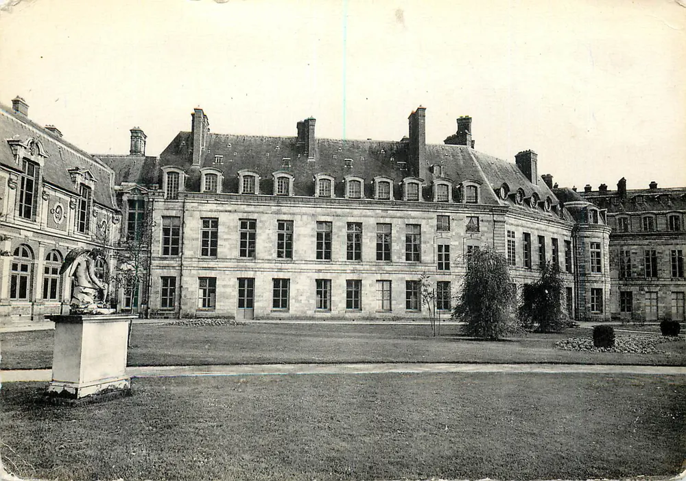 Schloss Fontainebleau — Das Schloss aus dem Garten von Diane (Große und Kleine Appartements) — Imp. Phot. L. Ménard, Fontainebleau - Vorderseite