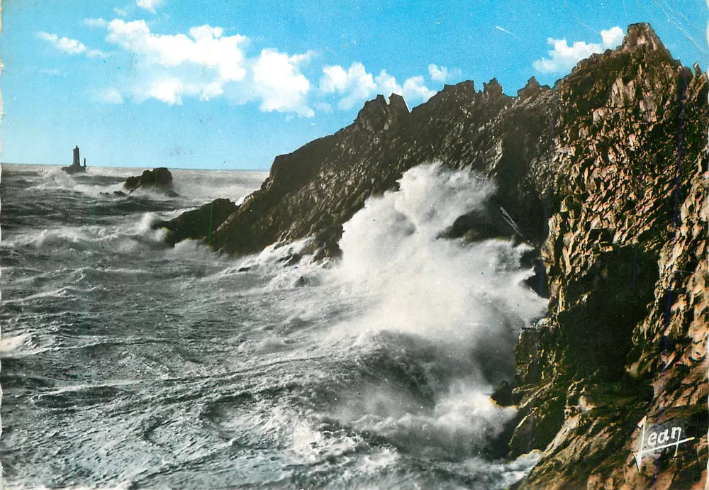 La Pointe du Raz — Tempête d'équinoxe — Éditions Audierne, n°1402 - Recto