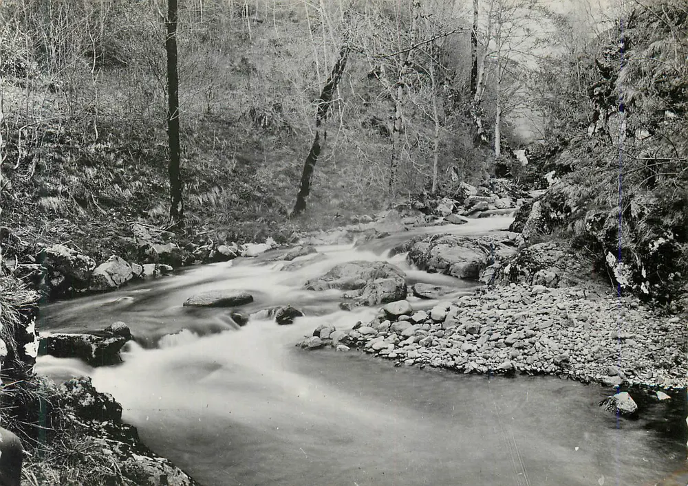 Cascade de Liadouze sur la Jordanne — L'Auvergne — Éditions BOS - Recto