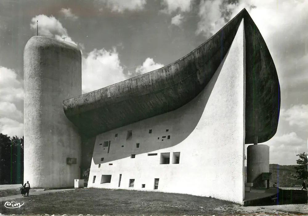 Sonchamp (Hte-Saône) — Capela de Nossa Senhora do Alto — arquiteto Le Corbusier — face sul - Frente