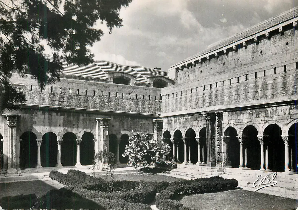 Arles — Interior do Claustro de São Trofimé — Editora Estel, n° 4889 - Frente