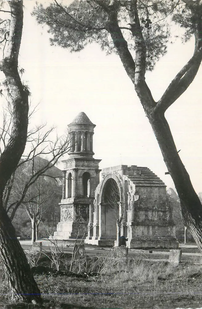 Ruínas de um monumento em Saint-Rémy-de-Provence — editor Photo Vignal Arles - Frente
