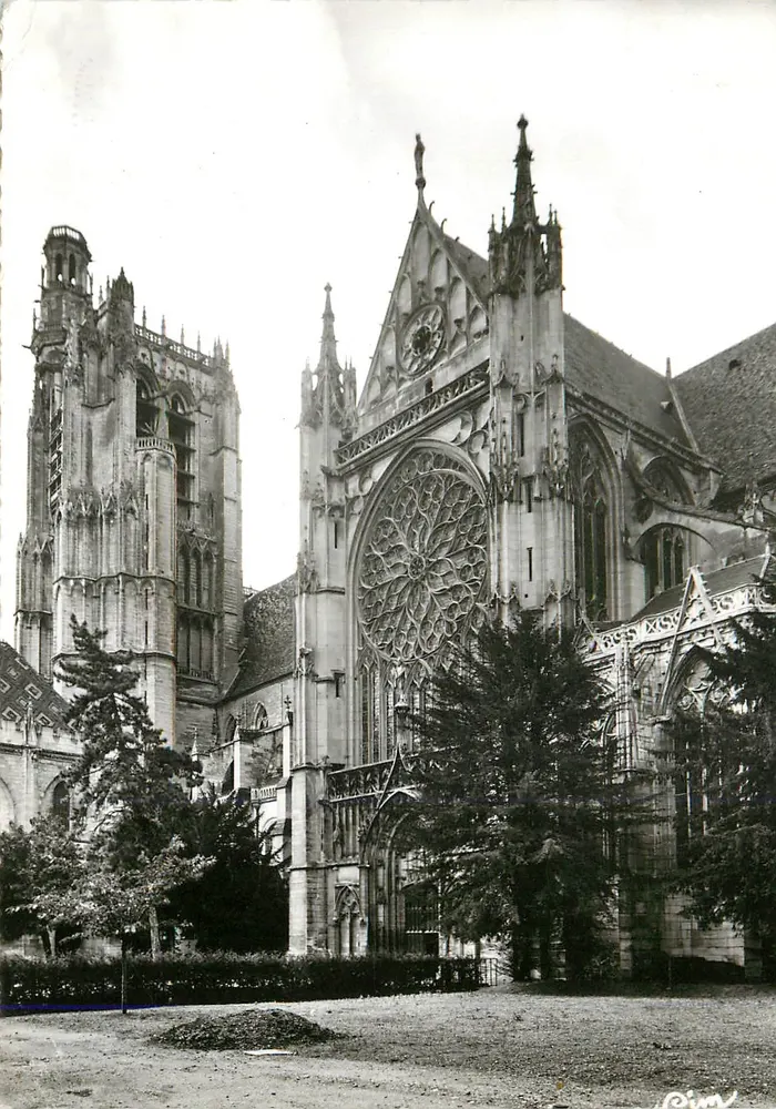 Sens (Yonne) — La Cathédrale et le Portail de Moïse — Combier Imp. Macon - Recto