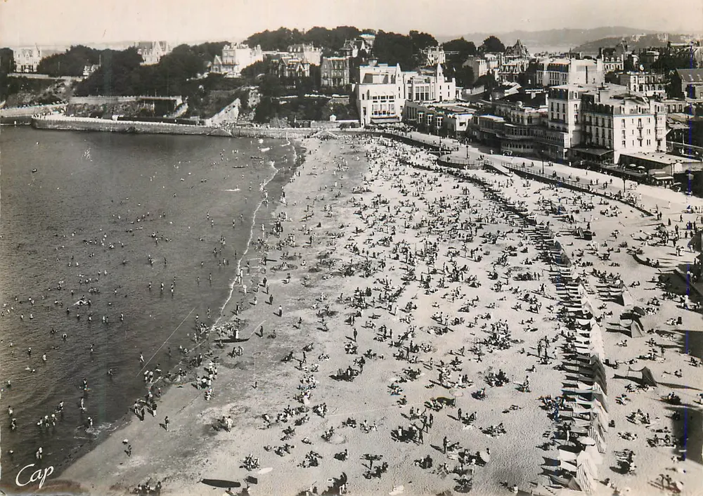 Dinard — Die Strandpromenade zur Badezeit — Ansicht vom Crystal Hotel - Vorderseite