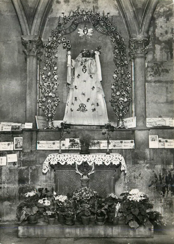 Metz - La Cathédrale - Notre-Dame de Pitié — statue habillée en pierre, XVIe siècle - Recto