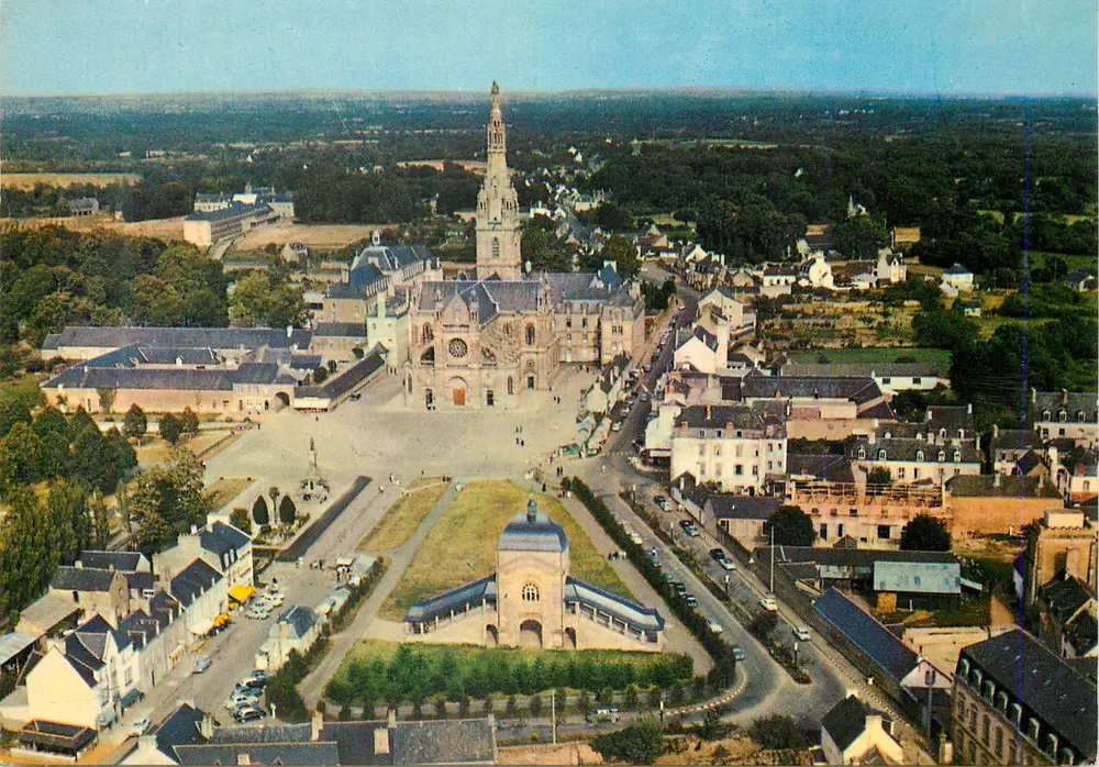 Sainte-Anne-d'Auray — Die Basilika — Luftbild — Verleger Pierre Artaud et Cie, Nr. 10121 - Vorderseite