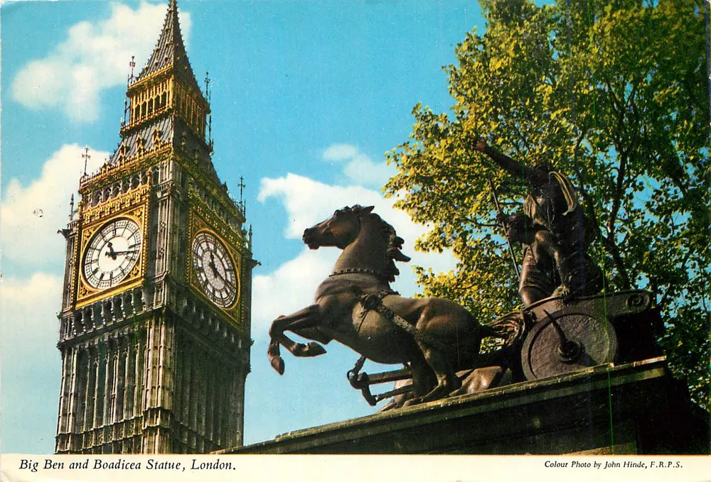 Big Ben i Statua Boudicei — Londyn — Fotografia kolorowa autorstwa Johna Hinde, F.R.P.S. - Awers