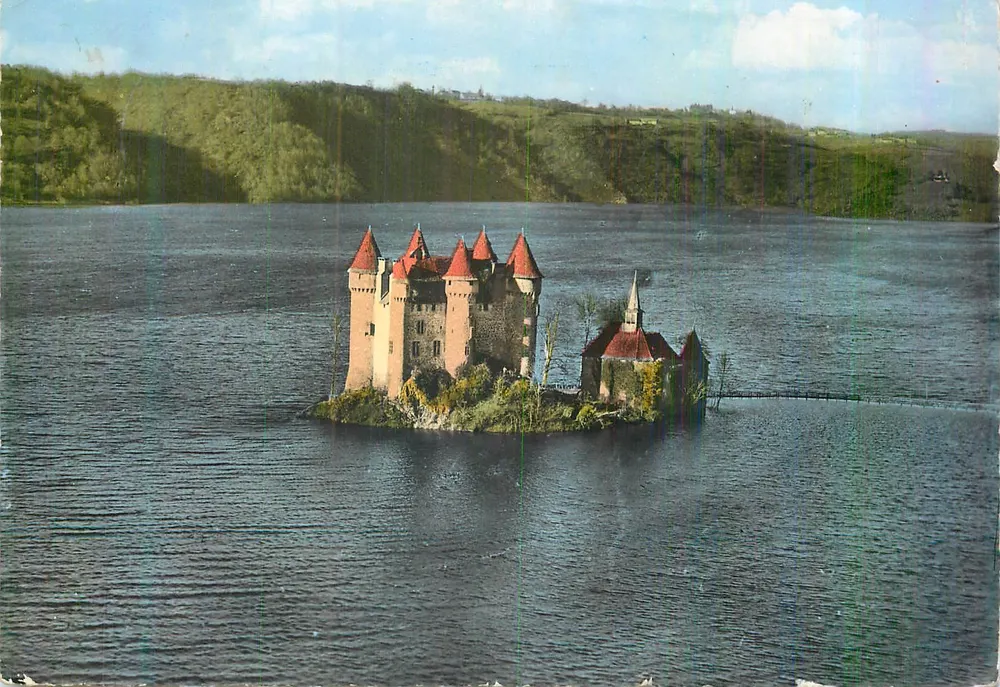 Castelo de Val sobre o Barragem de Bort-les-Orgues — Corrèze — Photo-Éditions Bos Albillac - Frente