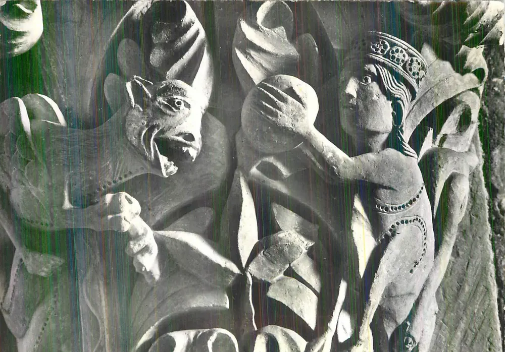 Vézelay (Yonne) — Église Abbatiale de la Madeleine — Chapiteau du XIIe s. : combat de Babylone et de la bête maudite - Recto
