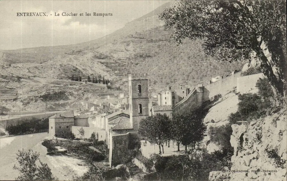Entrevaux - Le Clocher et les Remparts — Éditeur: Euguachon, Pugey-Théniers - Recto