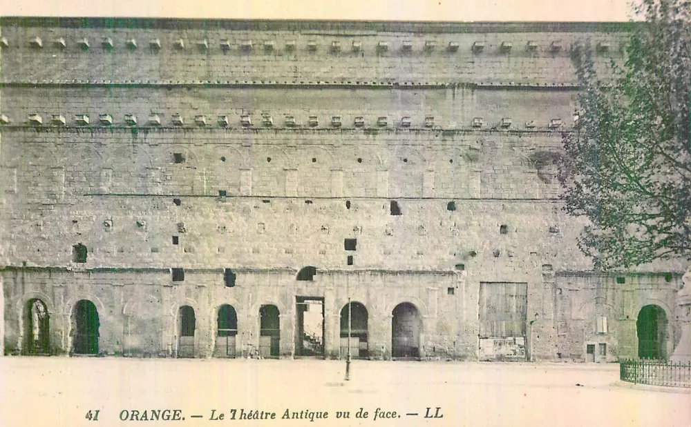 Orange — O Teatro Antigo visto de frente — LL - Frente