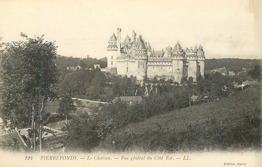 Pierrefonds — O Castelo — Vista geral do Lado Leste — Edição Varin, n°124 - Frente