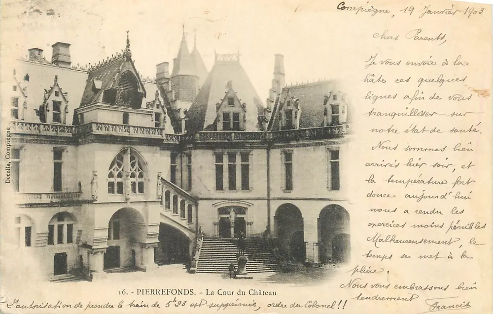 Pierrefonds — La Cour du Château — Décalle, Compiegne, n°16 - Frente